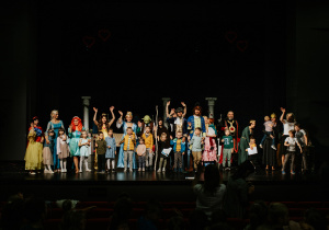 Aktorzy teatru "Rodzice- Dzieciom" wraz z dziećmi